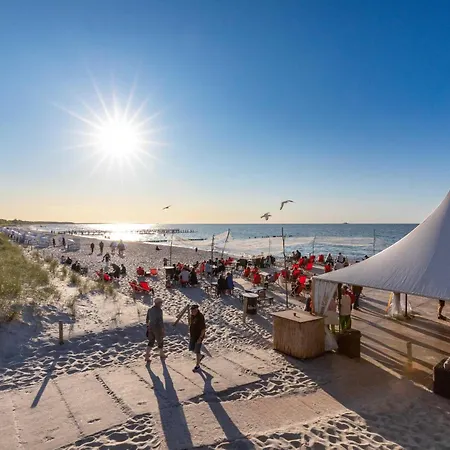 Leuchtturm An Der Seebruecke Zingst
